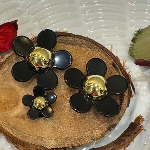 Black & Gold Daisy Flower Charms – Perfect for Crocs, Bogg Bags & More